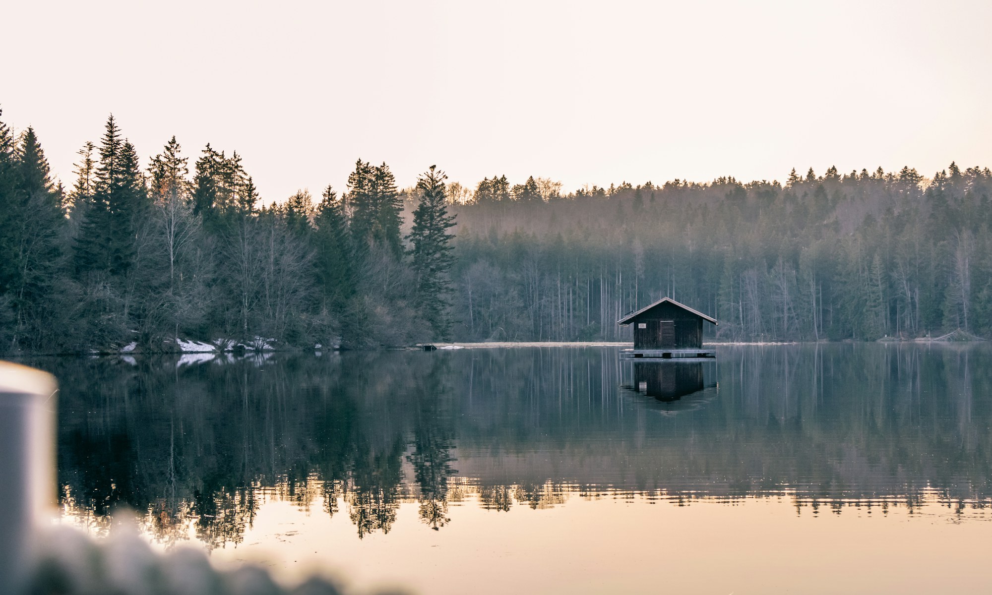 Luxe verblijf aan een rustig waterlandschap in de stijl van de kust